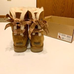 UGG Chestnut Bailey Bow Short Boot